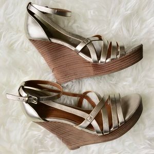 Seychelles light gold strappy wedges 7.5